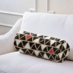 Siyah Zemin Üzerinde Gold Renkli Geometrik Desenli Dijital Baskılı Modern İç Dolgulu Fermuarlı Çok Amaçlı Silindir Yastık Kırlent Realhomes