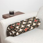 Siyah Zemin Üzerinde Gold Renkli Geometrik Desenli Dijital Baskılı Modern İç Dolgulu Fermuarlı Çok Amaçlı Silindir Yastık Kırlent Realhomes