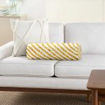 - RealHomes Özel Tasarımlı Dijital Baskılı İç Dolgulu Fermuarlı Silindir Yastık - Realhomes Beyaz Zemin Üzerinde Gold Renkli Yatay Çizgili Dijital Baskılı Modern İç Dolgulu Fermuarlı Çok Amaçlı Silindir Yastık Kırlent Realhomes