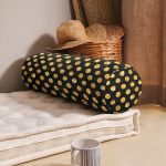 - RealHomes Özel Tasarımlı Dijital Baskılı İç Dolgulu Fermuarlı Silindir Yastık - Realhomes Siyah Zemin Üzerinde Gold Renkli Puantiyeli Dijital Baskılı Modern İç Dolgulu - Fermuarlı Süet Silindir Yuvarlak Yastık Kırlent Realhomes