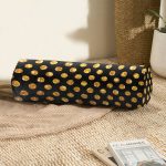 - RealHomes Özel Tasarımlı Dijital Baskılı İç Dolgulu Fermuarlı Silindir Yastık - Realhomes Siyah Zemin Üzerinde Gold Renkli Puantiyeli Dijital Baskılı Modern İç Dolgulu - Fermuarlı Süet Silindir Yuvarlak Yastık Kırlent Realhomes