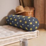 Renkli Zemin Üzerinde Gold Detaylı Yıldız Desenli Dijital Baskılı Modern İç Dolgulu - Fermuarlı Süet Silindir Yuvarlak Yastık Kırlent Realhomes