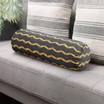 - RealHomes Özel Tasarımlı Dijital Baskılı İç Dolgulu Fermuarlı Silindir Yastık - Realhomes Renkli Zemin Üzerinde Gold Renkli Modern Zikzak Desenli Dijital Baskılı Modern İç Dolgulu Süet Silindir Yastık Kırlent - Bel Yastığı Realhomes