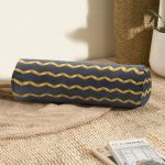 - RealHomes Özel Tasarımlı Dijital Baskılı İç Dolgulu Fermuarlı Silindir Yastık - Realhomes Renkli Zemin Üzerinde Gold Renkli Modern Zikzak Desenli Dijital Baskılı Modern İç Dolgulu Süet Silindir Yastık Kırlent - Bel Yastığı Realhomes