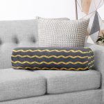 - RealHomes Özel Tasarımlı Dijital Baskılı İç Dolgulu Fermuarlı Silindir Yastık - Realhomes Renkli Zemin Üzerinde Gold Renkli Modern Zikzak Desenli Dijital Baskılı Modern İç Dolgulu Süet Silindir Yastık Kırlent - Bel Yastığı Realhomes