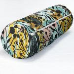 - RealHomes Özel Tasarımlı Dijital Baskılı İç Dolgulu Fermuarlı Silindir Yastık - Realhomes  Beyaz Zemin Üzerinde Pastel Renkli Çiçek Desenli Dijital Baskılı Modern İç Dolgulu - Fermuarlı Süet Silindir Rulo Yastık Kırlent Realhomes