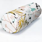 - RealHomes Özel Tasarımlı Dijital Baskılı İç Dolgulu Fermuarlı Silindir Yastık - Realhomes Beyaz Zemin Üzerinde Pastel Renkli Çiçek Desenli Dijital Baskılı Modern İç Dolgulu - Fermuarlı Süet Silindir Rulo Yastık Kırlent Realhomes