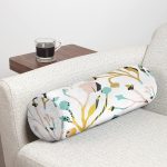 - RealHomes Özel Tasarımlı Dijital Baskılı İç Dolgulu Fermuarlı Silindir Yastık - Realhomes Beyaz Zemin Üzerinde Pastel Renkli Çiçek Desenli Dijital Baskılı Modern İç Dolgulu - Fermuarlı Süet Silindir Rulo Yastık Kırlent Realhomes