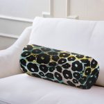 - RealHomes Özel Tasarımlı Dijital Baskılı İç Dolgulu Fermuarlı Silindir Yastık - Realhomes Pastel Zemin Üzerinde Siyah Geometrik Desenli Dijital Baskılı Modern İç Dolgulu - Fermuarlı Süet Silindir Yuvarlak Yastık Kırlent Realhomes