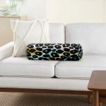 - RealHomes Özel Tasarımlı Dijital Baskılı İç Dolgulu Fermuarlı Silindir Yastık - Realhomes Pastel Zemin Üzerinde Siyah Geometrik Desenli Dijital Baskılı Modern İç Dolgulu - Fermuarlı Süet Silindir Yuvarlak Yastık Kırlent Realhomes