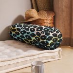 - RealHomes Özel Tasarımlı Dijital Baskılı İç Dolgulu Fermuarlı Silindir Yastık - Realhomes Pastel Zemin Üzerinde Siyah Geometrik Desenli Dijital Baskılı Modern İç Dolgulu - Fermuarlı Süet Silindir Yuvarlak Yastık Kırlent Realhomes