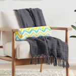 Beyaz Zemin Üzerinde Renkli Geometrik Desenli Dijital Baskılı Modern İç Dolgulu - Fermuarlı Süet Silindir Daire Yastık Kırlent Realhomes