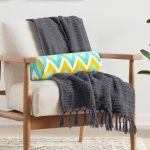 - RealHomes Özel Tasarımlı Dijital Baskılı İç Dolgulu Fermuarlı Silindir Yastık - Realhomes Renkli Zemin Üzerinde Geometrik Zikzak Desenli Dijital Baskılı Modern İç Dolgulu Süet Silindir Yastık Kırlent - Bel Yastığı Realhomes