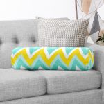 - RealHomes Özel Tasarımlı Dijital Baskılı İç Dolgulu Fermuarlı Silindir Yastık - Realhomes Renkli Zemin Üzerinde Geometrik Zikzak Desenli Dijital Baskılı Modern İç Dolgulu Süet Silindir Yastık Kırlent - Bel Yastığı Realhomes