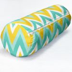 - RealHomes Özel Tasarımlı Dijital Baskılı İç Dolgulu Fermuarlı Silindir Yastık - Realhomes Renkli Zemin Üzerinde Geometrik Zikzak Desenli Dijital Baskılı Modern İç Dolgulu Süet Silindir Yastık Kırlent - Bel Yastığı Realhomes