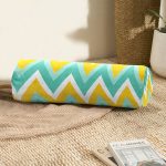 - RealHomes Özel Tasarımlı Dijital Baskılı İç Dolgulu Fermuarlı Silindir Yastık - Realhomes Renkli Zemin Üzerinde Geometrik Zikzak Desenli Dijital Baskılı Modern İç Dolgulu Süet Silindir Yastık Kırlent - Bel Yastığı Realhomes