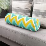 - RealHomes Özel Tasarımlı Dijital Baskılı İç Dolgulu Fermuarlı Silindir Yastık - Realhomes Renkli Zemin Üzerinde Geometrik Zikzak Desenli Dijital Baskılı Modern İç Dolgulu Süet Silindir Yastık Kırlent - Bel Yastığı Realhomes