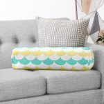 Beyaz Zemin Üzerinde Renkli Geometrik Desenli Dijital Baskılı Modern İç Dolgulu Süet Silindir Yastık Kırlent - Bel Yastığı Realhomes