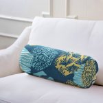 - RealHomes Özel Tasarımlı Dijital Baskılı İç Dolgulu Fermuarlı Silindir Yastık - Realhomes Renkli Zemin Üzerinde Geometrik Desenli Yaprak Motifli Dijital Baskılı Modern İç Dolgulu Süet Silindir Yastık Kırlent - Bel Yastığı Realhomes