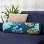 - RealHomes Özel Tasarımlı Dijital Baskılı İç Dolgulu Fermuarlı Silindir Yastık - Realhomes Renkli Zemin Üzerinde Geometrik Desenli Yaprak Motifli Dijital Baskılı Modern İç Dolgulu Süet Silindir Yastık Kırlent - Bel Yastığı Realhomes