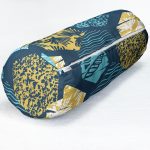 - RealHomes Özel Tasarımlı Dijital Baskılı İç Dolgulu Fermuarlı Silindir Yastık - Realhomes Renkli Zemin Üzerinde Geometrik Desenli Yaprak Motifli Dijital Baskılı Modern İç Dolgulu Süet Silindir Yastık Kırlent - Bel Yastığı Realhomes