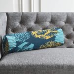 - RealHomes Özel Tasarımlı Dijital Baskılı İç Dolgulu Fermuarlı Silindir Yastık - Realhomes Renkli Zemin Üzerinde Geometrik Desenli Yaprak Motifli Dijital Baskılı Modern İç Dolgulu Süet Silindir Yastık Kırlent - Bel Yastığı Realhomes