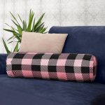 - RealHomes Özel Tasarımlı Dijital Baskılı İç Dolgulu Fermuarlı Silindir Yastık - Realhomes Renkli Pastel Zemin Üzerinde Siyah Ekose Desenli Dijital Baskılı Modern İç Dolgulu Yumuşak Silindir Form Yastık Kırlent Realhomes