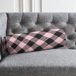 - RealHomes Özel Tasarımlı Dijital Baskılı İç Dolgulu Fermuarlı Silindir Yastık - Realhomes Renkli Pastel Zemin Üzerinde Siyah Ekose Desenli Dijital Baskılı Modern İç Dolgulu Süet Silindir Yastık Kırlent - Bel Yastığı Realhomes