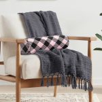 - RealHomes Özel Tasarımlı Dijital Baskılı İç Dolgulu Fermuarlı Silindir Yastık - Realhomes Renkli Pastel Zemin Üzerinde Siyah Ekose Desenli Dijital Baskılı Modern İç Dolgulu Süet Silindir Yastık Kırlent - Bel Yastığı Realhomes