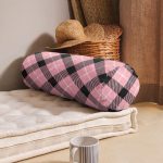 - RealHomes Özel Tasarımlı Dijital Baskılı İç Dolgulu Fermuarlı Silindir Yastık - Realhomes Renkli Pastel Zemin Üzerinde Siyah Ekose Desenli Dijital Baskılı Modern İç Dolgulu - Fermuarlı Süet Silindir Yuvarlak Yastık Kırlent Realhomes