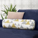 - RealHomes Özel Tasarımlı Dijital Baskılı İç Dolgulu Fermuarlı Silindir Yastık - Realhomes Beyaz Zemin Üzerinde Gold Detaylı Çam Ağacı Desenli Dijital Baskılı Modern İç Dolgulu Fermuarlı Çok Amaçlı Silindir Yastık Kırlent Realhomes