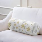 - RealHomes Özel Tasarımlı Dijital Baskılı İç Dolgulu Fermuarlı Silindir Yastık - Realhomes Beyaz Zemin Üzerinde Gold Detaylı Kar tanesi Desenli Dijital Baskılı Modern İç Dolgulu - Fermuarlı Süet Silindir Rulo Yastık Kırlent Realhomes