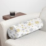 - RealHomes Özel Tasarımlı Dijital Baskılı İç Dolgulu Fermuarlı Silindir Yastık - Realhomes Beyaz Zemin Üzerinde Gold Detaylı Kar tanesi Desenli Dijital Baskılı Modern İç Dolgulu - Fermuarlı Süet Silindir Rulo Yastık Kırlent Realhomes