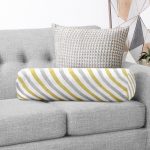 - RealHomes Özel Tasarımlı Dijital Baskılı İç Dolgulu Fermuarlı Silindir Yastık - Realhomes Beyaz Zemin Üzerinde Gold Detaylı Yatay Çizgili Dijital Baskılı Modern İç Dolgulu - Fermuarlı Süet Berjer Silindir Yastık Kırlent Realhomes