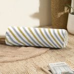 - RealHomes Özel Tasarımlı Dijital Baskılı İç Dolgulu Fermuarlı Silindir Yastık - Realhomes Beyaz Zemin Üzerinde Gold Detaylı Yatay Çizgili Dijital Baskılı Modern İç Dolgulu - Fermuarlı Süet Berjer Silindir Yastık Kırlent Realhomes