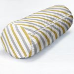 - RealHomes Özel Tasarımlı Dijital Baskılı İç Dolgulu Fermuarlı Silindir Yastık - Realhomes Beyaz Zemin Üzerinde Gold Detaylı Yatay Çizgili Dijital Baskılı Modern İç Dolgulu - Fermuarlı Süet Berjer Silindir Yastık Kırlent Realhomes