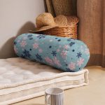 Renkli Zemin Üzerinde Kar tanesi Desenli Dijital Baskılı Modern İç Dolgulu Süet Silindir Yastık Kırlent - Bel Yastığı Realhomes