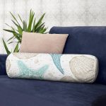 - RealHomes Özel Tasarımlı Dijital Baskılı İç Dolgulu Fermuarlı Silindir Yastık - Realhomes Beyaz Zemin Üzerinde Deniz Kabuğu Desenli Dijital Baskılı Modern İç Dolgulu - Fermuarlı Süet Silindir Rulo Yastık Kırlent Realhomes