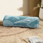 Pastel Zemin Üzerinde Deniz Kabuğu Desenli Dijital Baskılı Modern İç Dolgulu Yumuşak Silindir Form Yastık Kırlent Realhomes