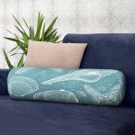 Pastel Zemin Üzerinde Deniz Kabuğu Desenli Dijital Baskılı Modern İç Dolgulu Yumuşak Silindir Form Yastık Kırlent Realhomes