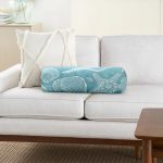 Pastel Zemin Üzerinde Deniz Kabuğu Desenli Dijital Baskılı Modern İç Dolgulu Yumuşak Silindir Form Yastık Kırlent Realhomes