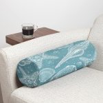 Pastel Zemin Üzerinde Deniz Kabuğu Desenli Dijital Baskılı Modern İç Dolgulu Yumuşak Silindir Form Yastık Kırlent Realhomes