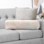 Pastel Zemin Üzerinde Gold Detaylı Yaprak Desenli Dijital Baskılı Modern İç Dolgulu - Fermuarlı Süet Silindir Yuvarlak Yastık Kırlent Realhomes