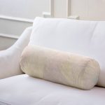 Pastel Zemin Üzerinde Gold Detaylı Yaprak Desenli Dijital Baskılı Modern İç Dolgulu - Fermuarlı Süet Silindir Rulo Yastık Kırlent Realhomes