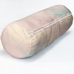 Pastel Zemin Üzerinde Gold Detaylı Yaprak Desenli Dijital Baskılı Modern İç Dolgulu - Fermuarlı Süet Silindir Rulo Yastık Kırlent Realhomes