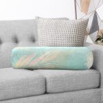 - RealHomes Özel Tasarımlı Dijital Baskılı İç Dolgulu Fermuarlı Silindir Yastık - Realhomes Pastel Zemin Üzerinde Gold Detaylı Yaprak Desenli Dijital Baskılı Modern İç Dolgulu Süet Silindir Yastık Kırlent - Bel Yastığı Realhomes