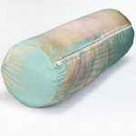 - RealHomes Özel Tasarımlı Dijital Baskılı İç Dolgulu Fermuarlı Silindir Yastık - Realhomes Pastel Zemin Üzerinde Gold Detaylı Yaprak Desenli Dijital Baskılı Modern İç Dolgulu Süet Silindir Yastık Kırlent - Bel Yastığı Realhomes