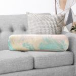 - RealHomes Özel Tasarımlı Dijital Baskılı İç Dolgulu Fermuarlı Silindir Yastık - Realhomes Pastel Zemin Üzerinde Gold Detaylı Yaprak Desenli Dijital Baskılı Modern İç Dolgulu - Fermuarlı Süet Silindir Rulo Yastık Kırlent Realhomes