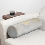 - RealHomes Özel Tasarımlı Dijital Baskılı İç Dolgulu Fermuarlı Silindir Yastık - Realhomes  Pastel Zemin Geometrik Desenli Gold Detaylı Dijital Baskılı Modern İç Dolgulu - Fermuarlı Süet Silindir Daire Yastık Kırlent Realhomes