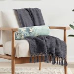 Pastel Zemin Üzerinde Gold Detaylı Yaprak Desenli Dijital Baskılı Modern İç Dolgulu - Fermuarlı Süet Berjer Silindir Yastık Kırlent Realhomes